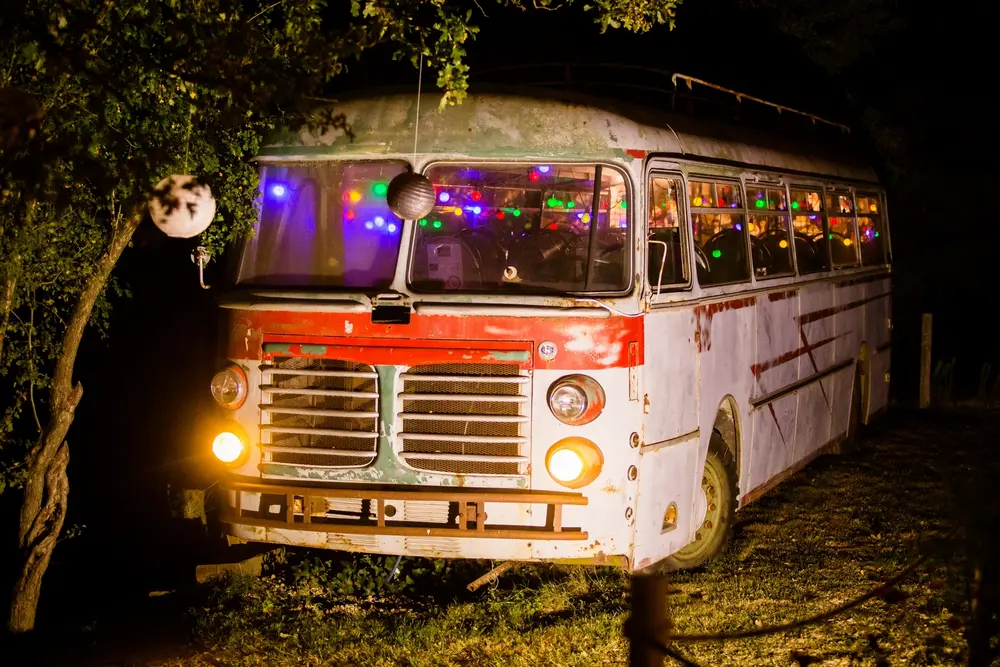 Le bus et ses nains de jardin