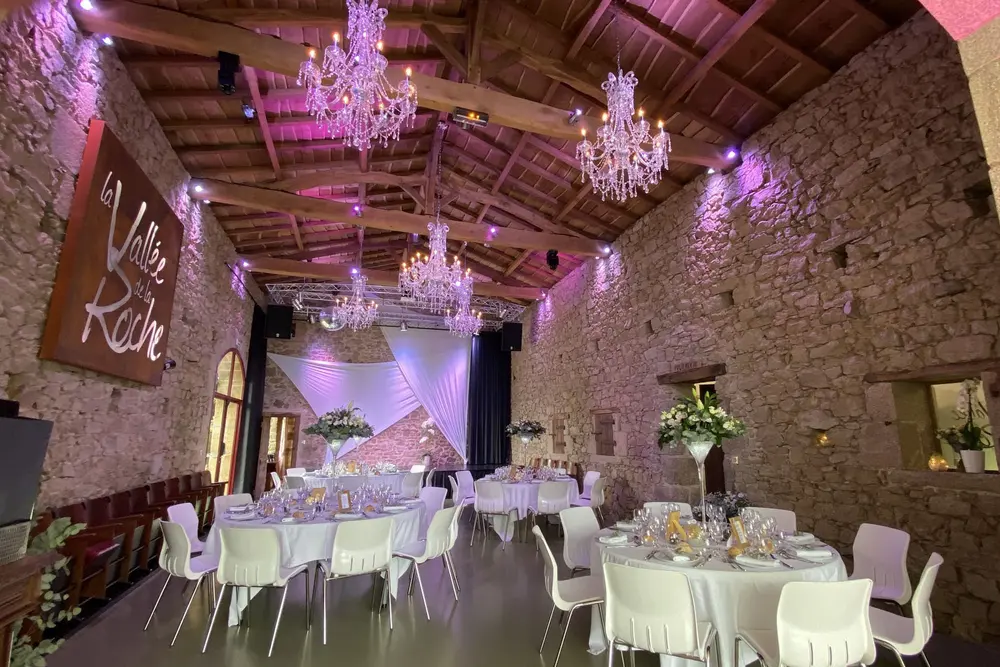 Tables dressées sous le lustre de la Grange