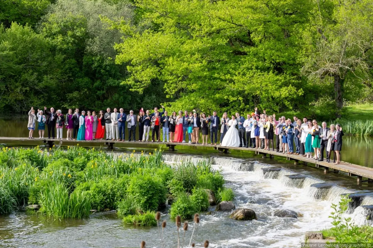 Invités au bord de l'eau lors d'un mariage