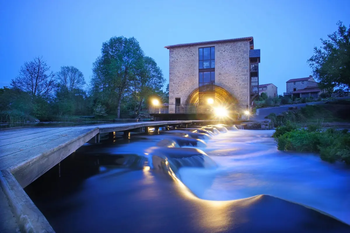 Le Moulin de la Roche la nuit, au bord de l'eau