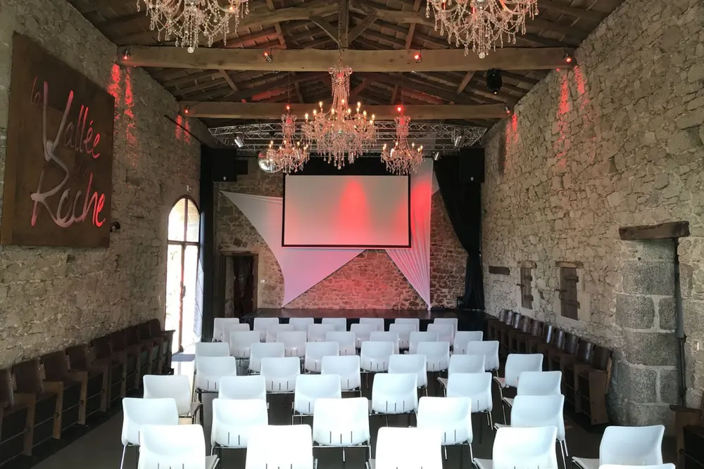 Salle aménagée en théâtre avec écran de projection